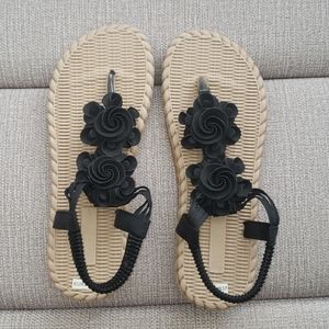 NEW Floral appliques thong sandals.Black, 7